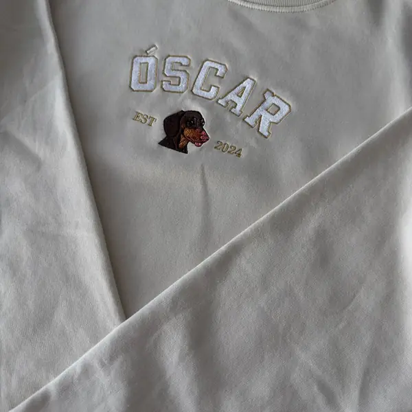 Sweatshirt embroidered with the name and portrait of Óscar the dog