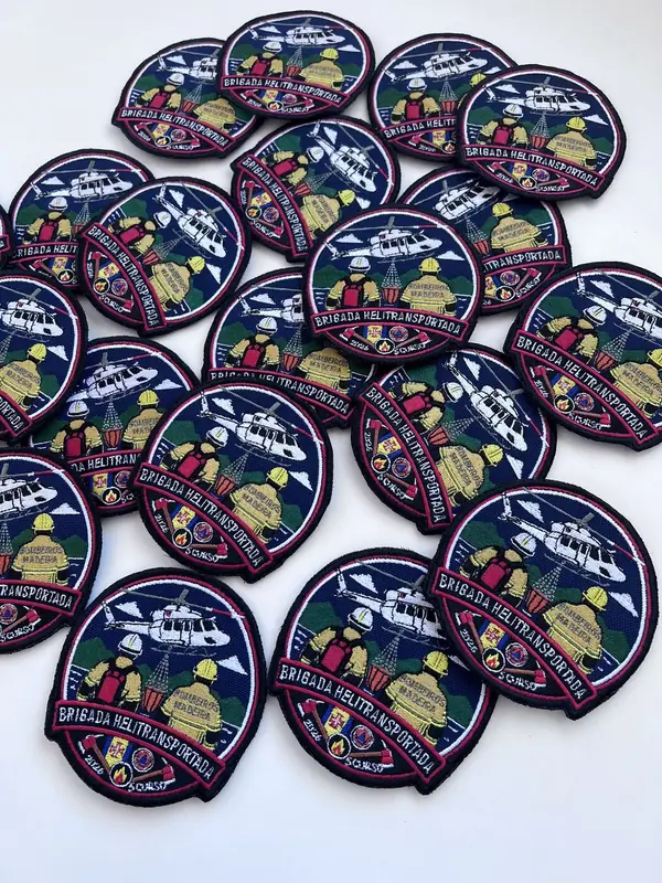 Dezenas de patches bordados redondos, feitos em série